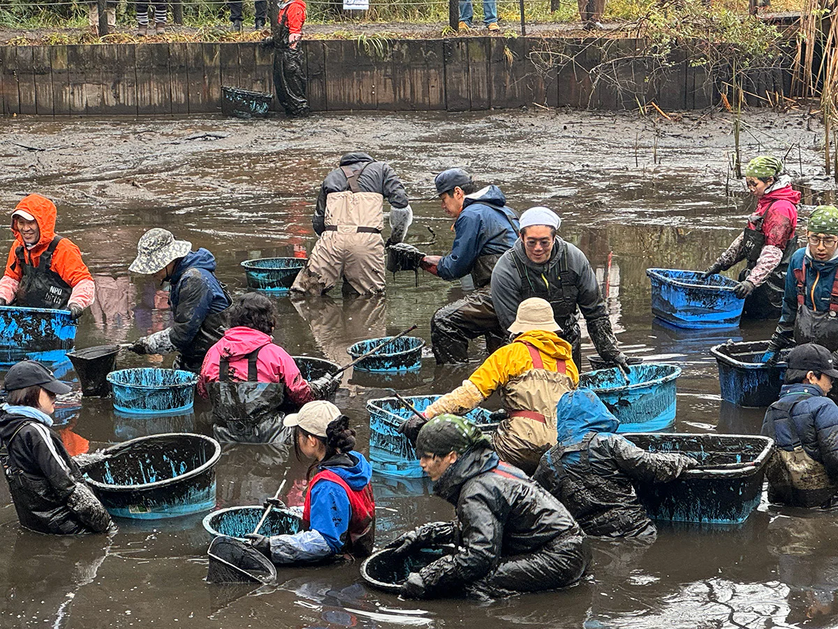泥に足をとられながらの救出作戦
